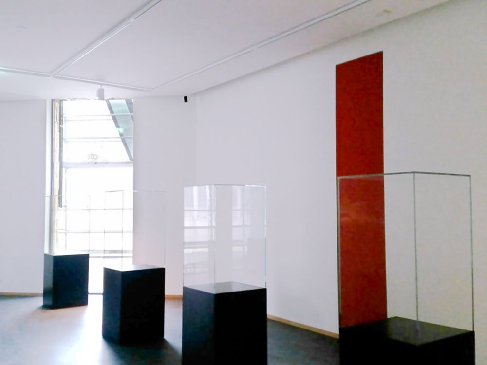 Trockenbau und Innenausbau für Ausstellungs- und Gewerberäume Modern gestalteter Ausstellungsraum mit Trockenbauwänden, Deckensystemen und hochwertigem Innenausbau